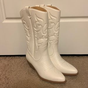 🆕 White cowgirl boots. Perfect for bride, bridal party, bachelorette party!